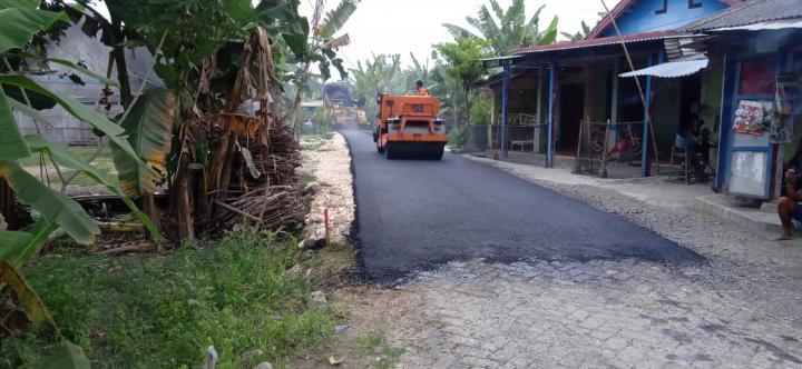 Bangun Dua Titik Jalan Aspal, Anggota Satgas TMMD Bojonegoro Datangkan Alat Berat
